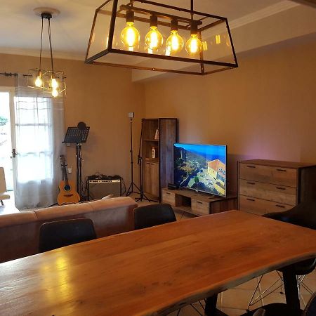 Mojo Modern Apartment 2 알리카나스 외부 사진